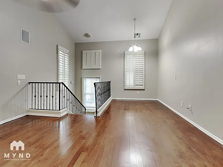5733 S 21st Pl — Photo 2