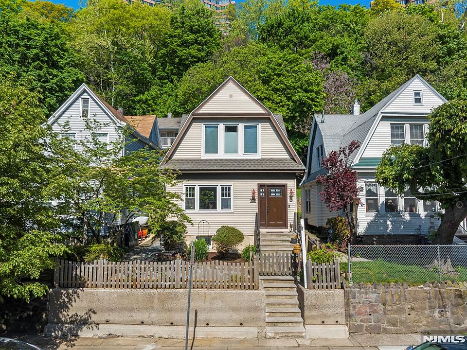 1st image of 370 Undercliff Avenue