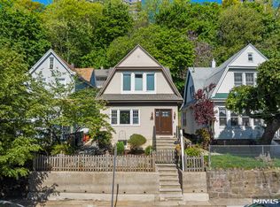 370 Undercliff Ave, Edgewater, NJ 07020