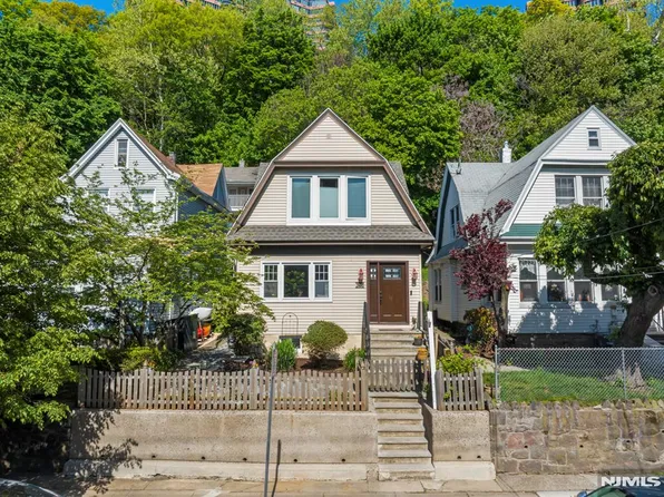 370 Undercliff Ave, Edgewater, NJ 07020