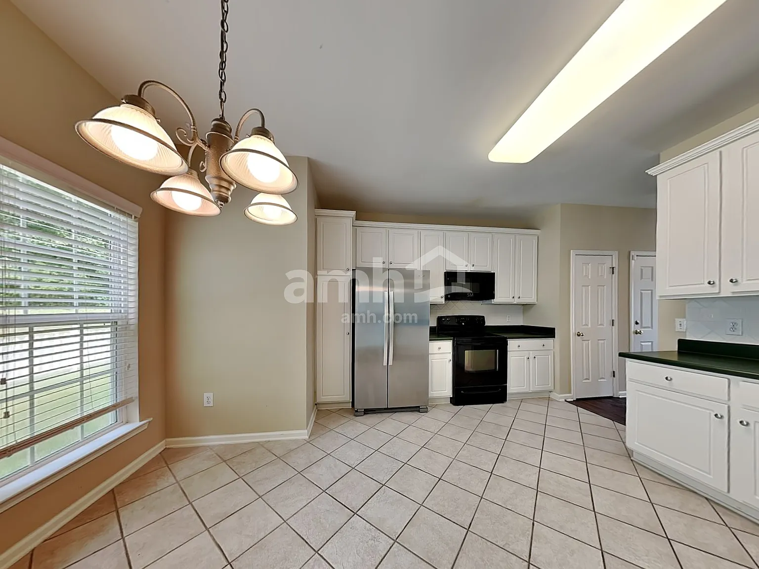 3 bed, 2.5 bath, 2282 sqft, $2,350 — Photo 3