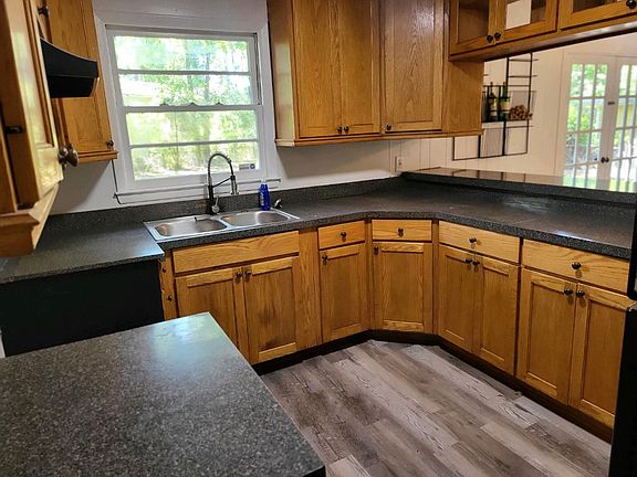 4th image of 913 Hendry Dr