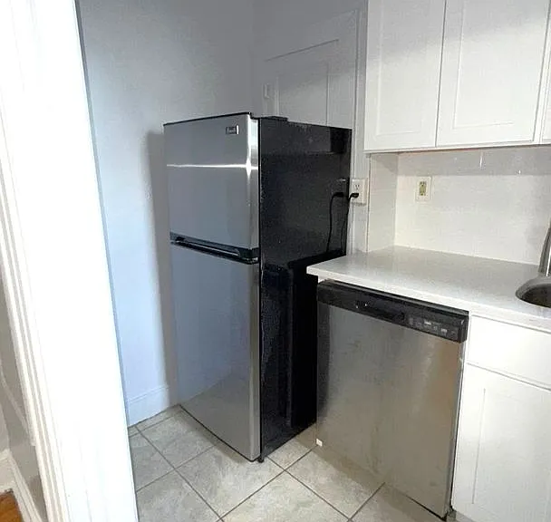 Hill Manor - Renovated Apartments Near Train Station — Photo 29