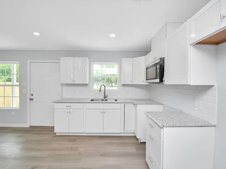 8595 Parkway Dr #B — Photo 9