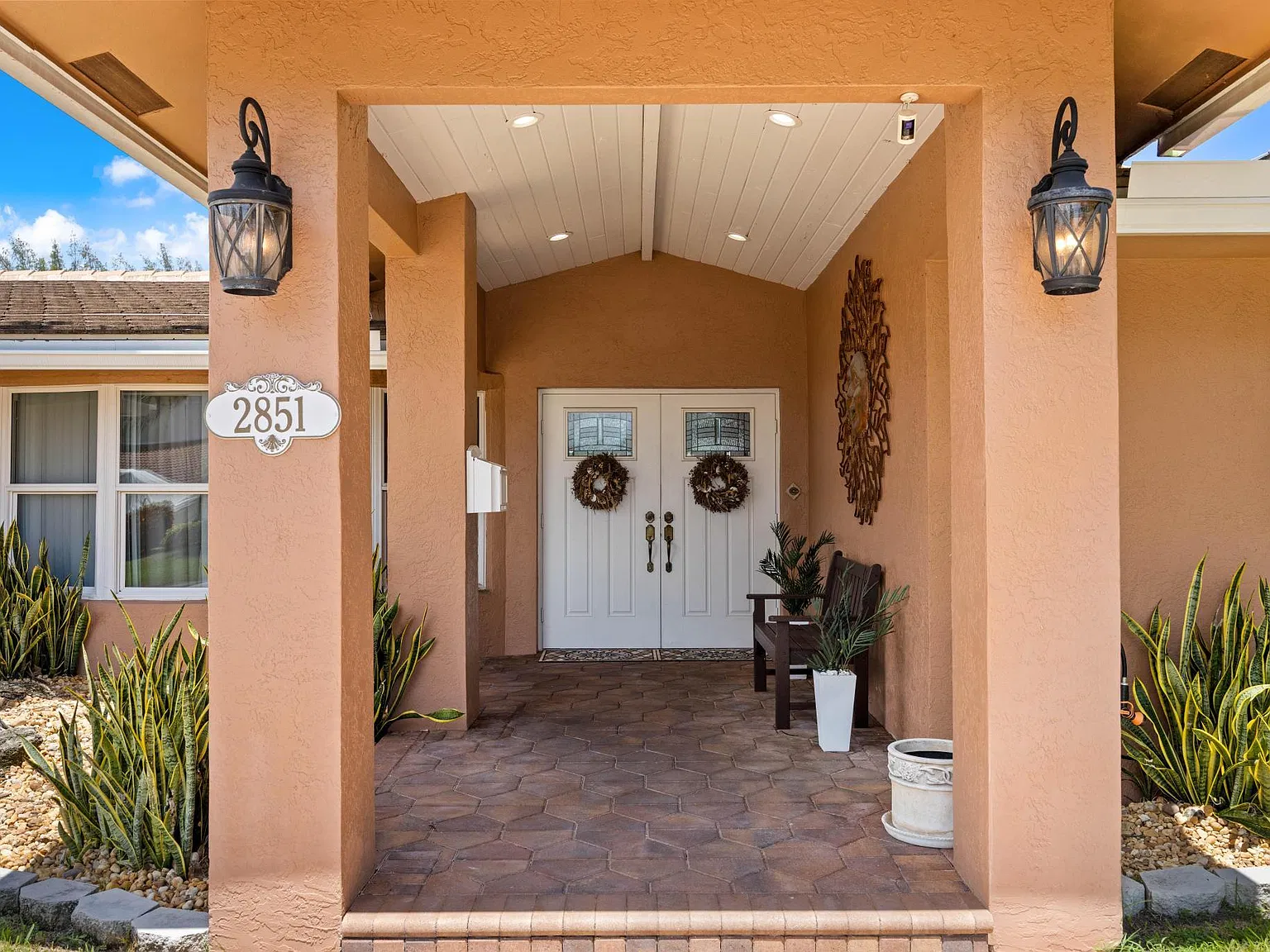 3 bed, 2.0 bath, 2582 sqft, $12,500 — Photo 2