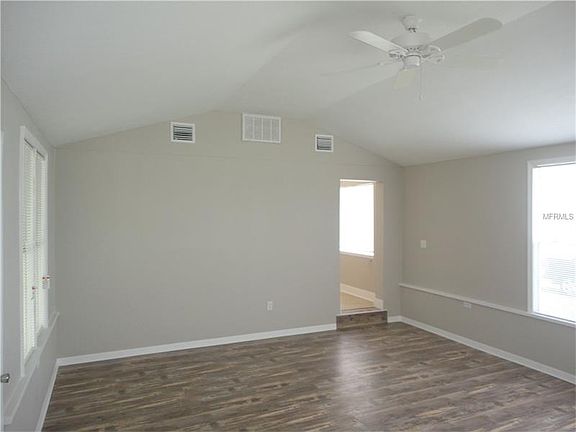 5th image of 290 Lakeshore Dr