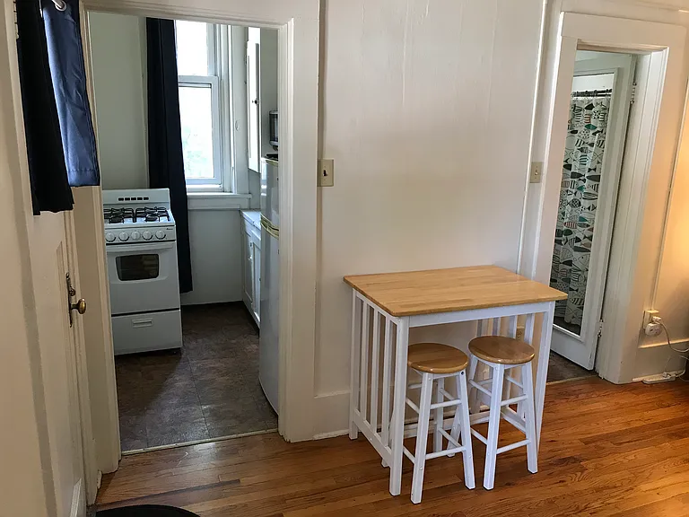 719 E Grand Ave #7 — Photo 2