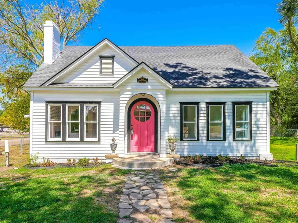 301 E Calvert St, Troup, TX 75789