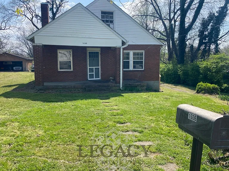 1606 E Sharpe Ave — Photo 1