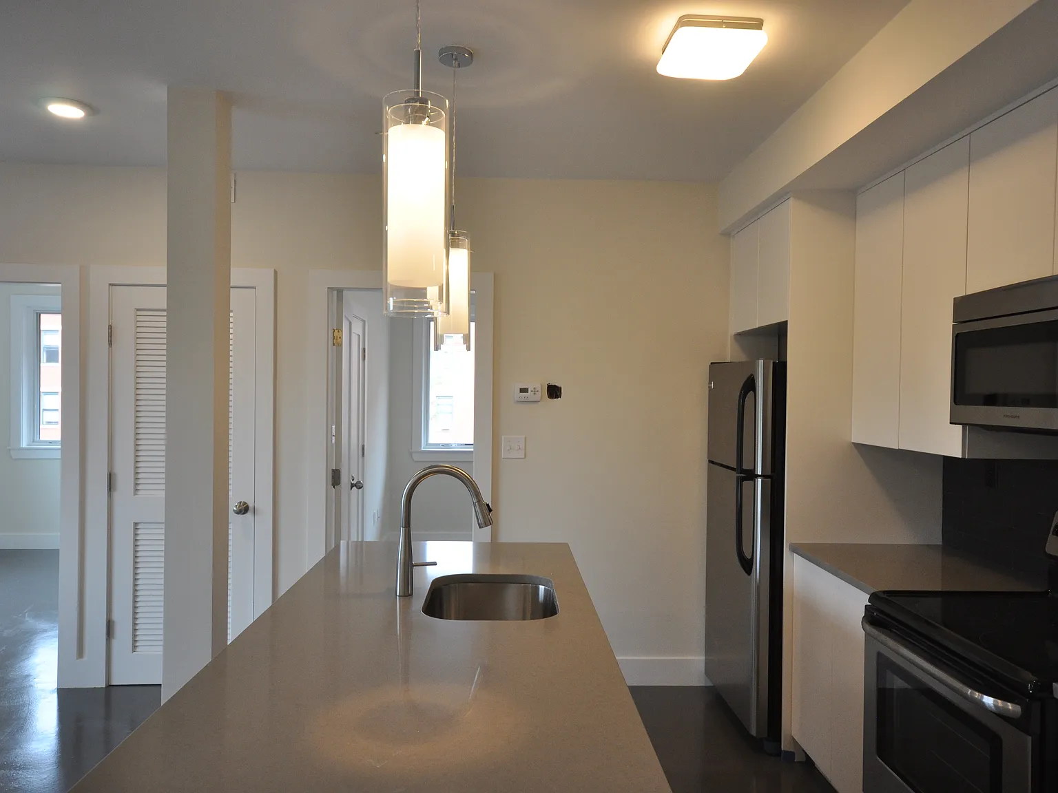2 bed, 900 sqft, $4,500 — Photo 3