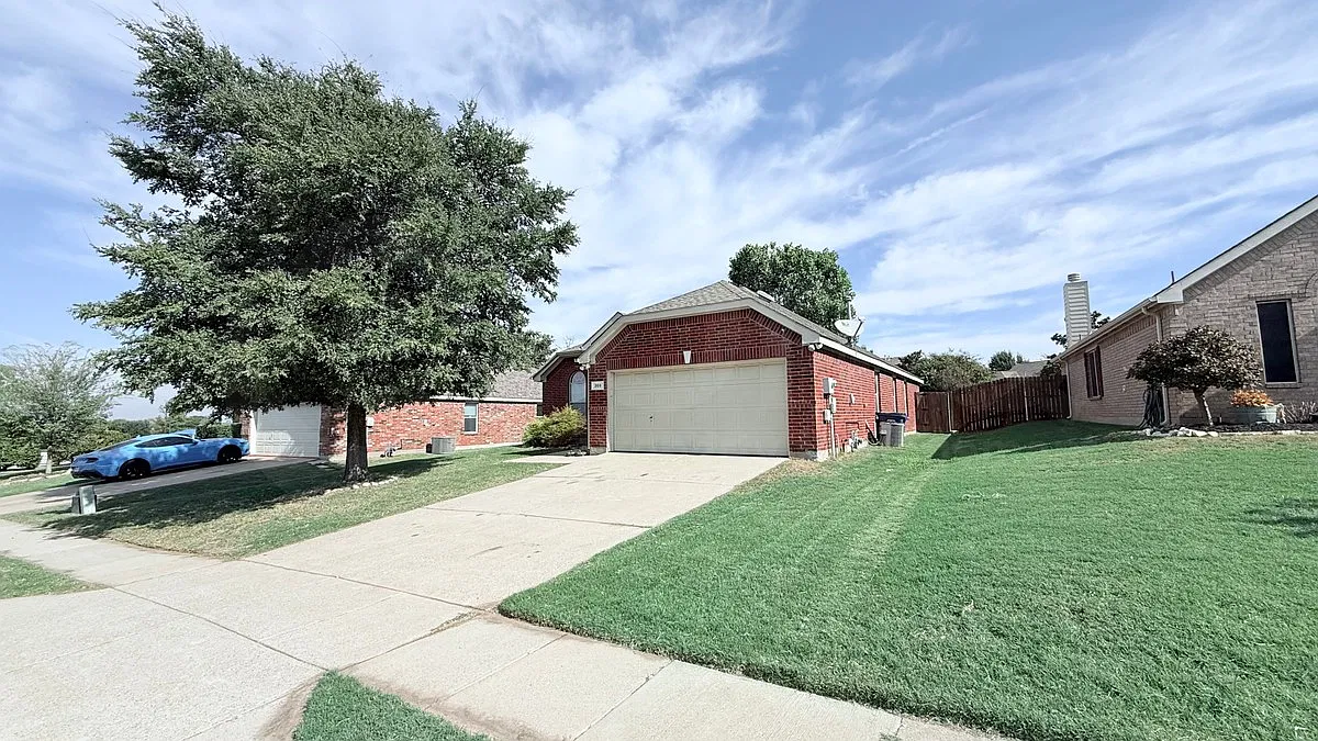 3 bed, 2.0 bath, 1670 sqft, $2,395 — Photo 2