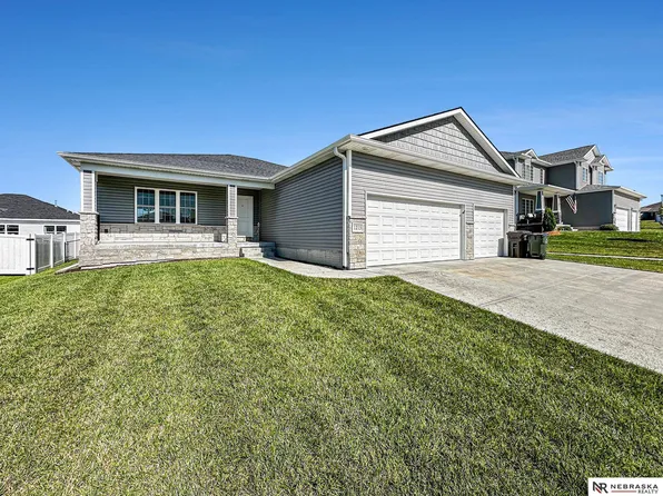 1215 Oakview Dr, Hickman, NE 68372