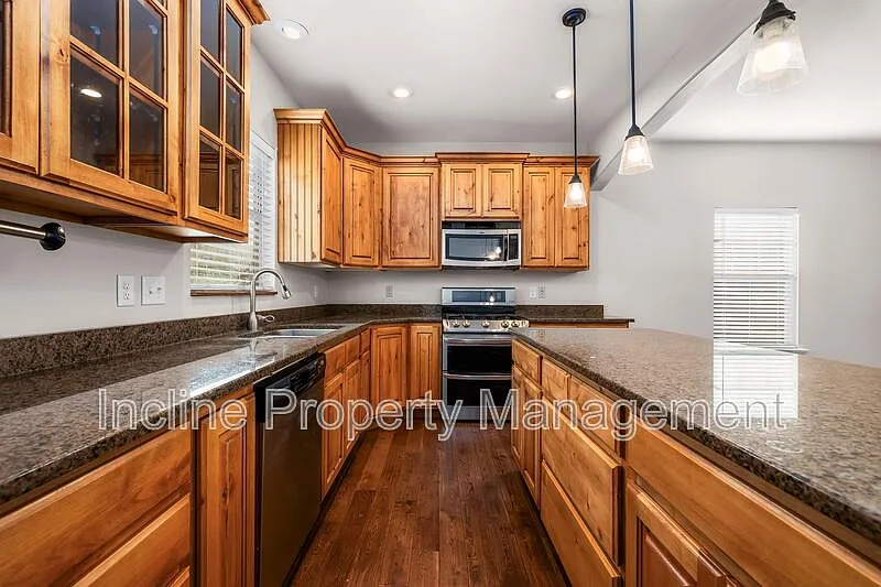 3 bed, 3.5 bath, 2368 sqft, $2,300 — Photo 3