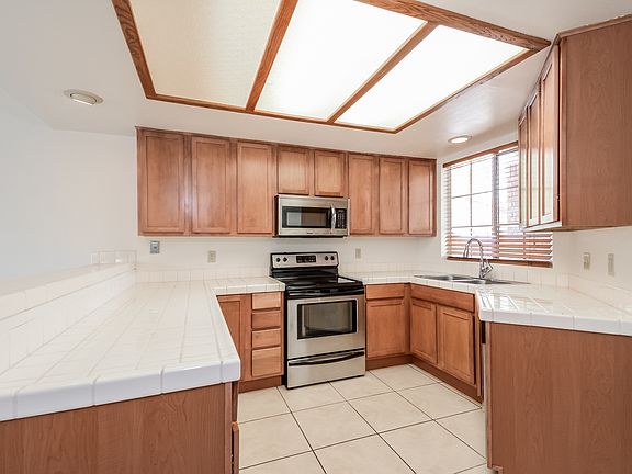 4th image of 7802 S Glasgow St