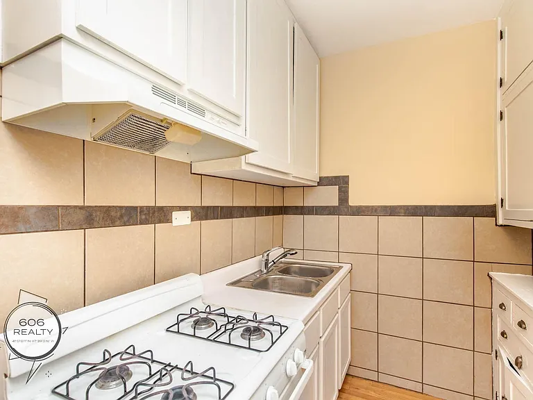 Updated Belmont Gardens/Kelvyn Park Apartment! — Photo 2