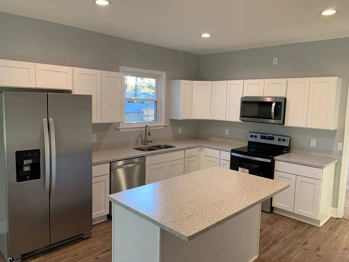 3 Bedroom 2.5 Bath with nice open yard! — Photo 4