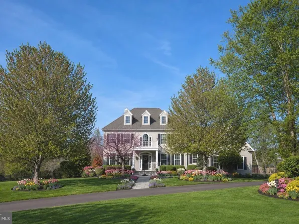 8 Eastburn Dr, New Hope, PA 18938