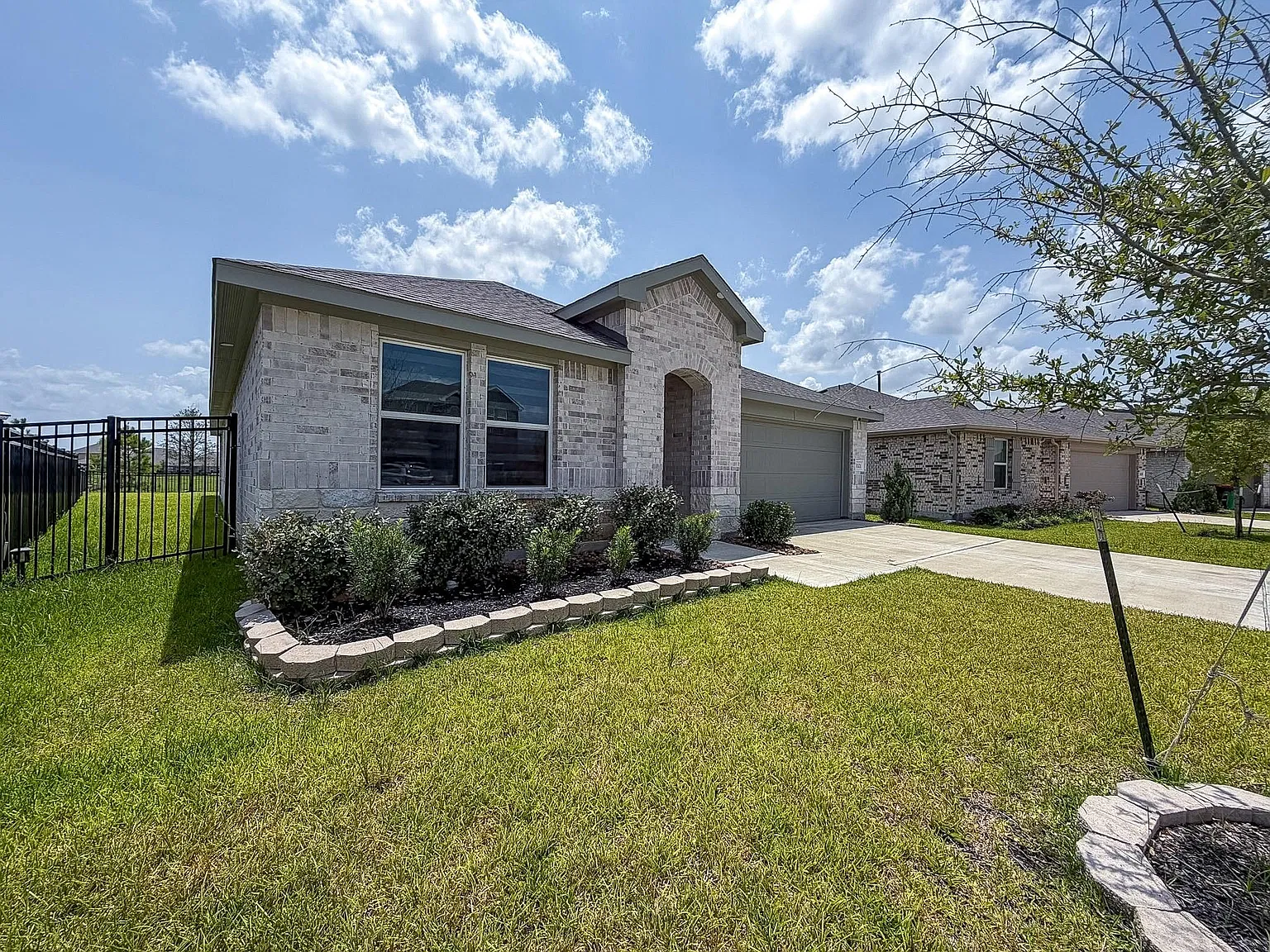 4 bed, 3.0 bath, 2096 sqft, $2,900 — Photo 2