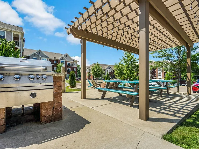 Elan Apartments Outdoor Picnic Area