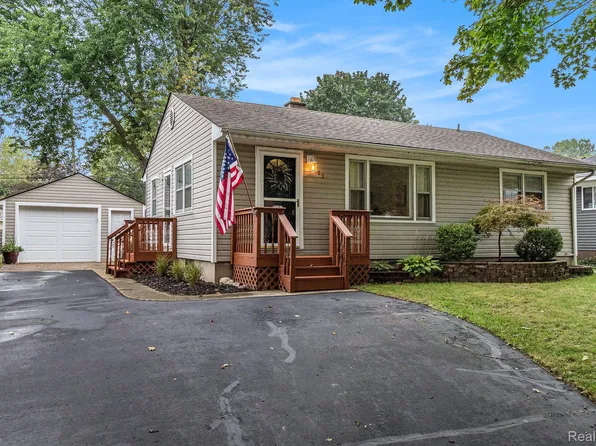 111 Goldner Ave, Waterford, MI 48328