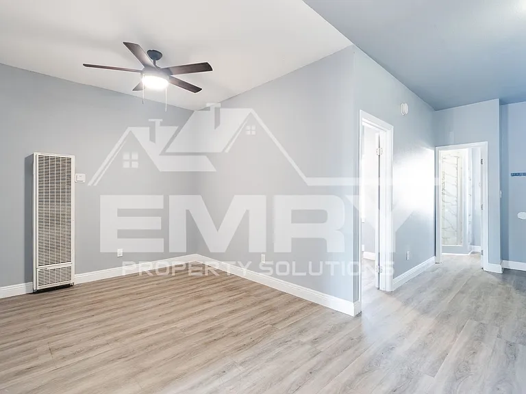 4302 S Hoover St — Photo 4