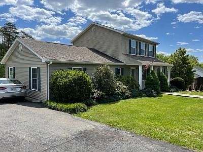 3rd image of 222 Northgate Ct