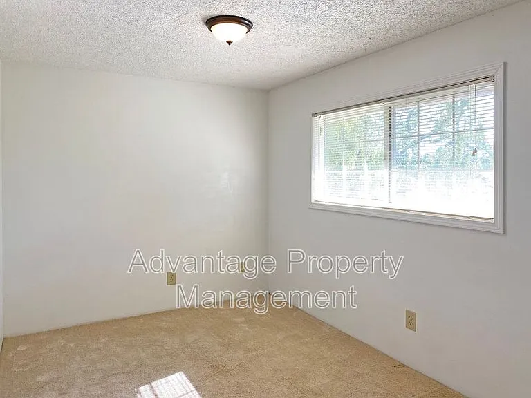 975 NW Garfield Ave #1 — Photo 6