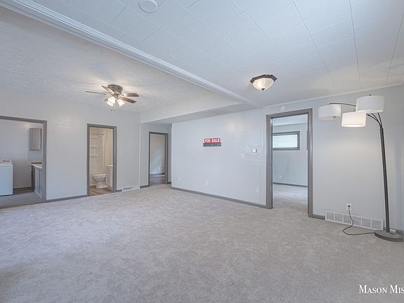 4th image of 636 Hackett St