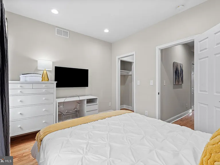 2219 E Chase St — Photo 26