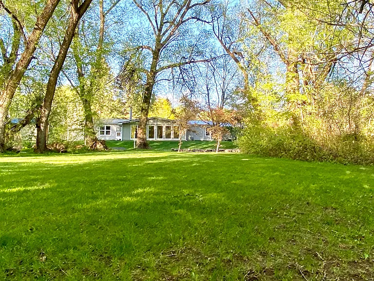 690 S Park Ave — Photo 2