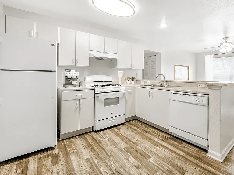Wyndham Place Apartments — Photo 6
