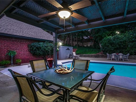 4th image of 1204 Twin Oaks Ct