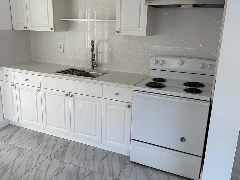548 SW 6th St #3 — Photo 2