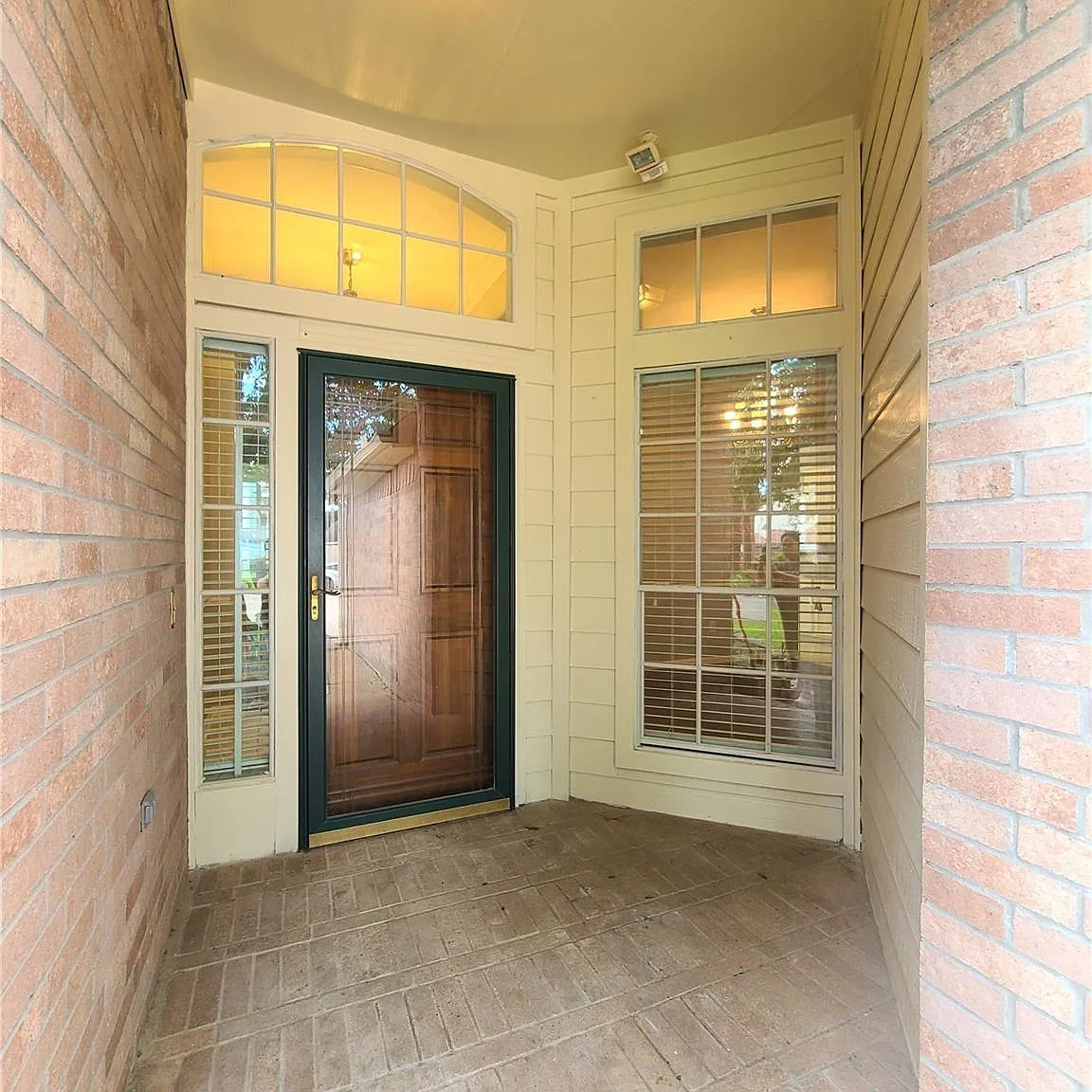 3 bed, 2.0 bath, 1994 sqft, $2,500 — Photo 2