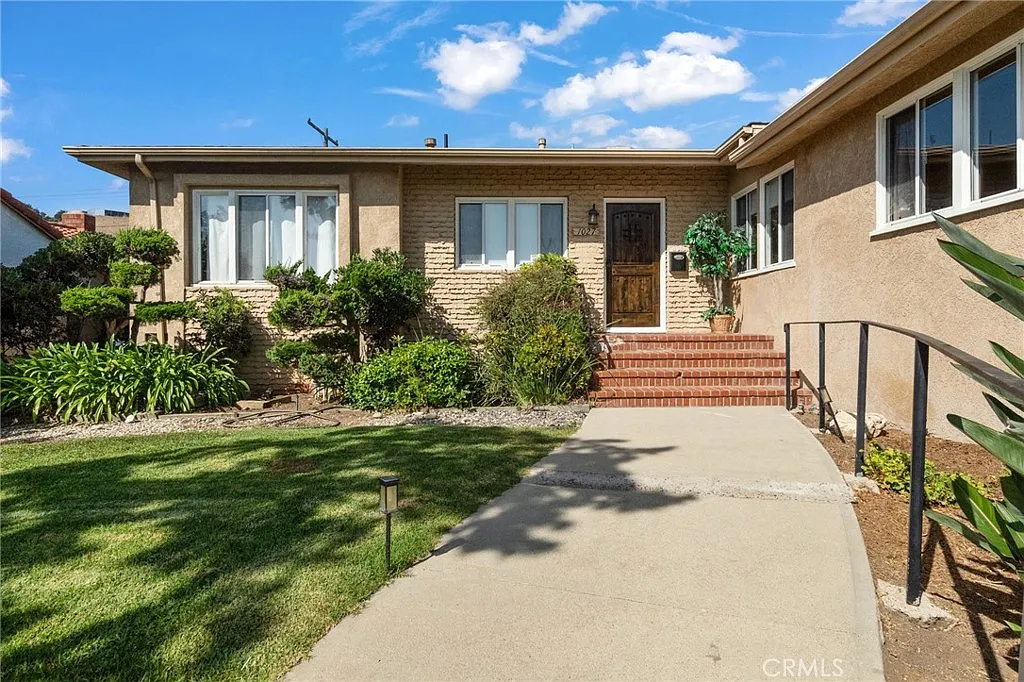 4 bed, 2229 sqft, $5,100 — Photo 3