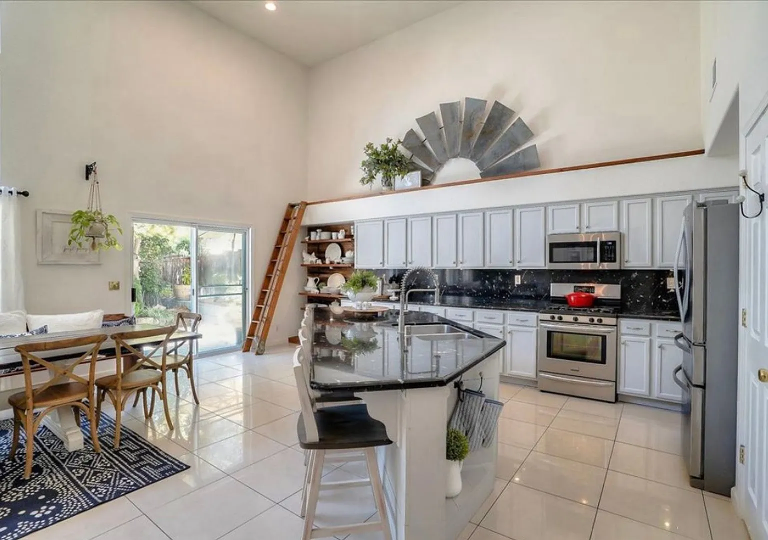 Stunning Hollister Home with Ground-Floor Primary Suite Near Whale Park — Photo 3