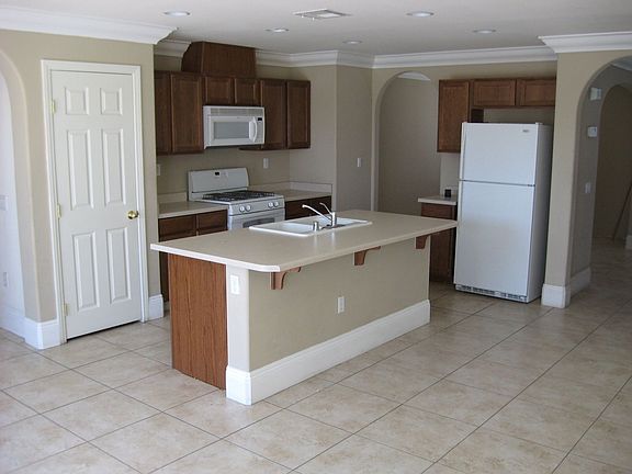 2nd image of 805 Caballo Hills Ave