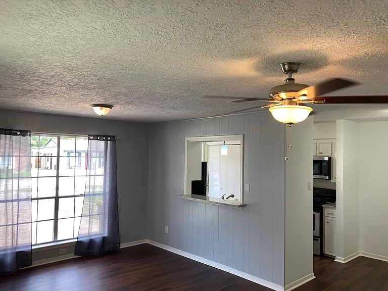 2108 N Austin Ave — Photo 3