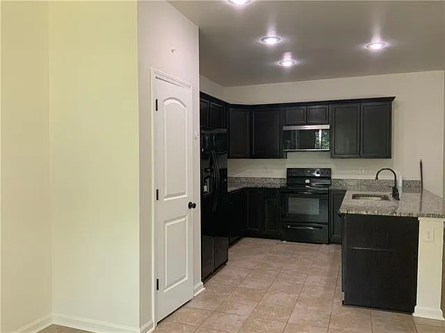 11112 Regency Ave — Photo 3