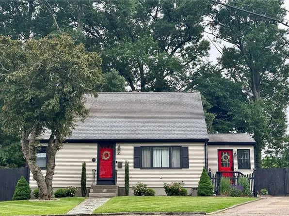 30 Oakwood Dr, Cranston, RI 02920