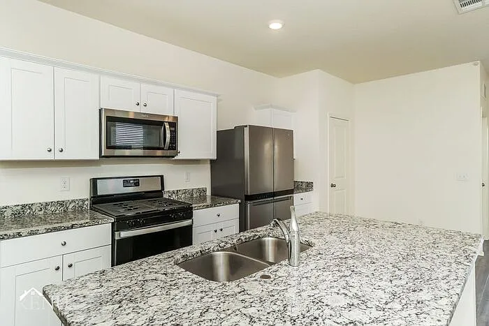 3 bed, 2.0 bath, 1412 sqft, $1,675 — Photo 3