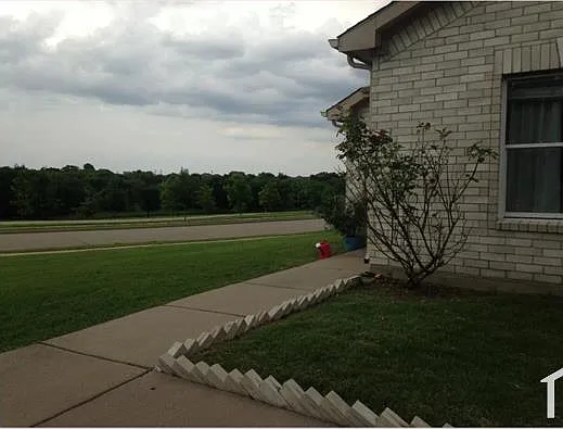 1669 Crown Point Dr — Photo 4