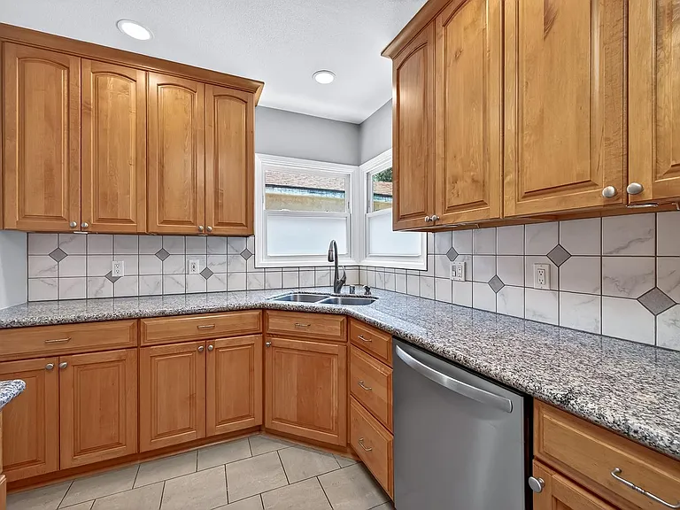4913 Premiere Ave — Photo 15