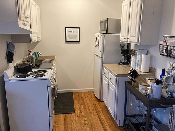 3rd image of 35 Hoyt St #1