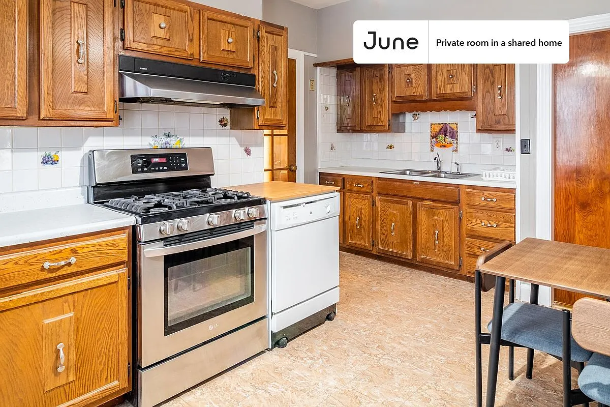 Full bedroom in 5 bed/1 bath home in Somerville #1702 B — Photo 4