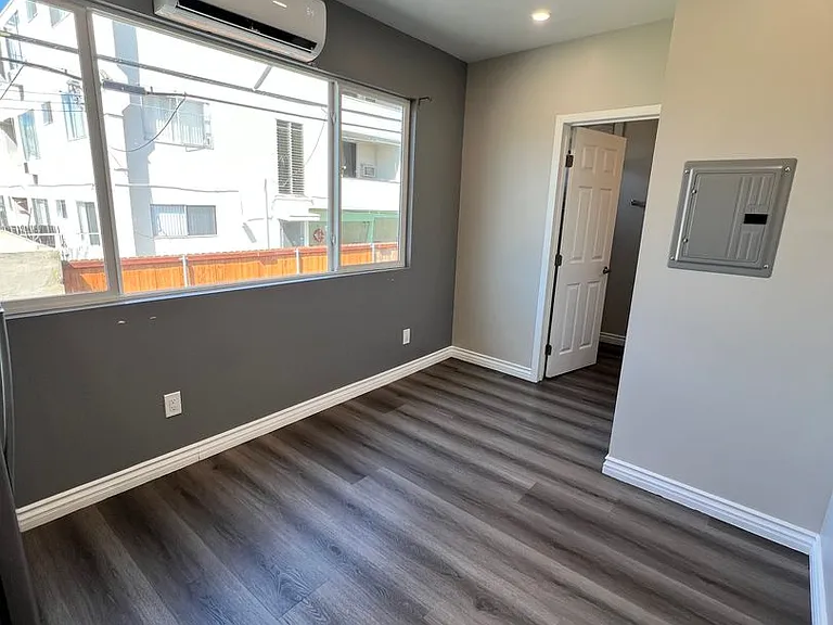417 S Kenmore Ave — Photo 1