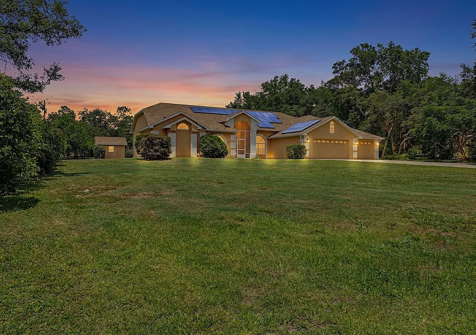 Resort Style Living- 4/2 Private Pool in Rainbow Springs Woodlands — Photo 2