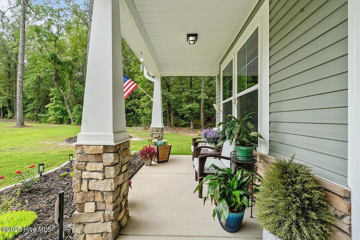 4 bed, 2.5 bath, 2239 sqft, $2,500 — Photo 3