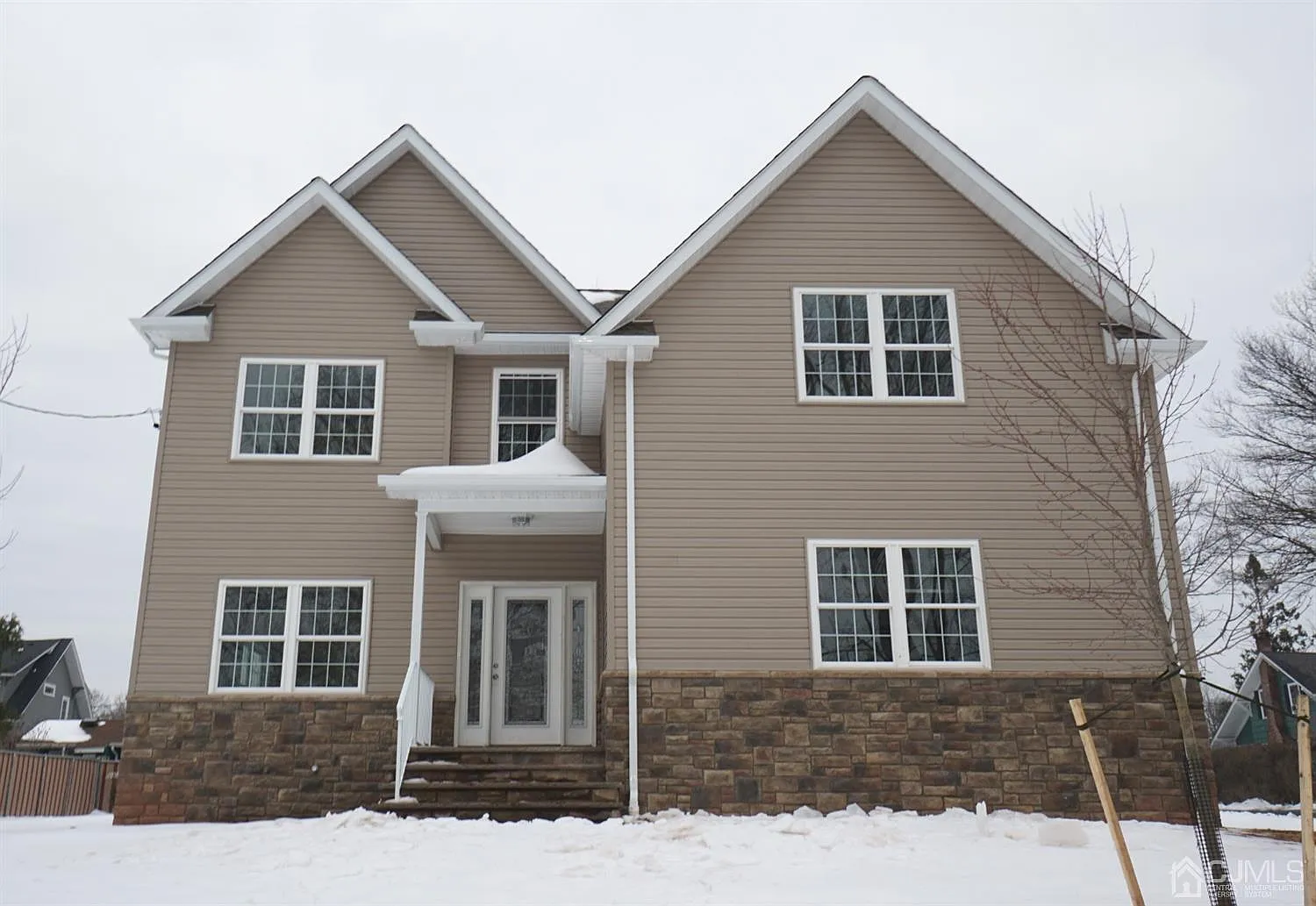 462 Outlook Ave photo 1