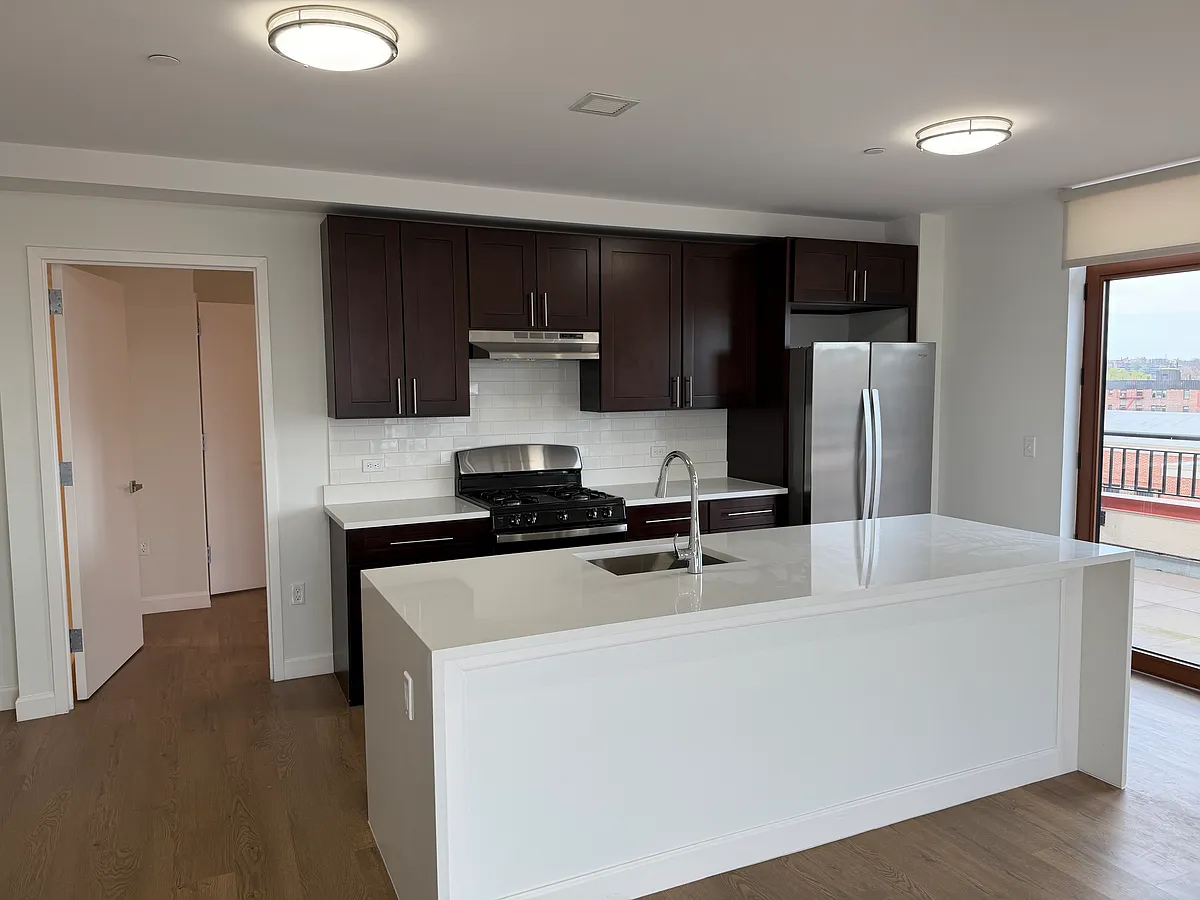 Building Photo - 224 Gramatan Ave #8E
